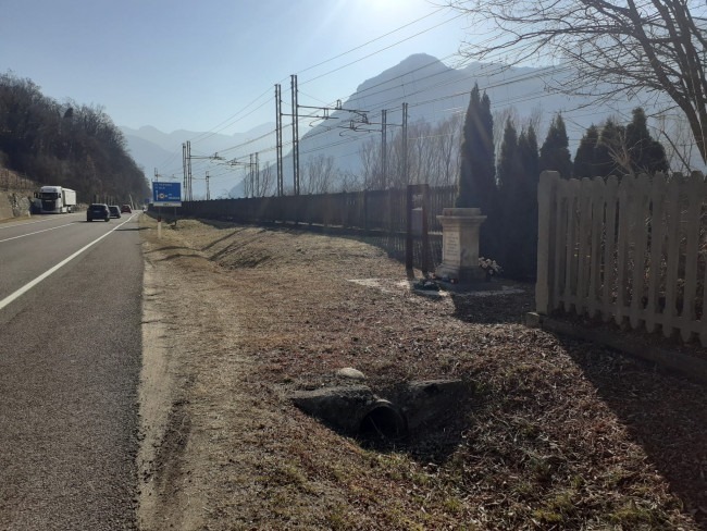 Il cippo di Serravalle all'Adige lungo la strada statale